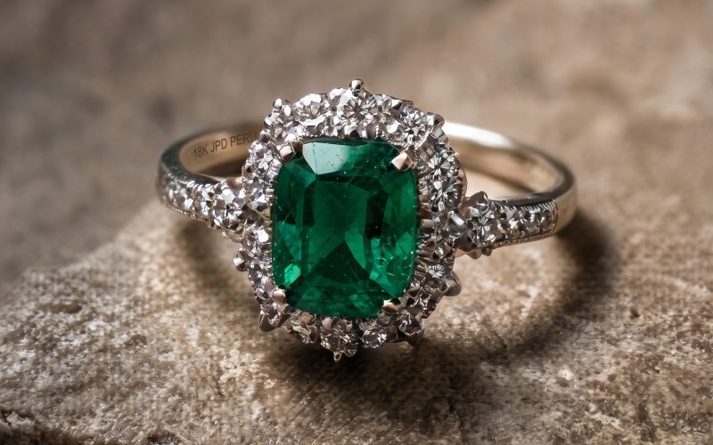 Anillo de oro con esmeralda natural